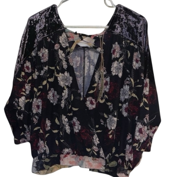 🌹NWT/GIMMICKS FLORAL TOP - Picture 1 of 7